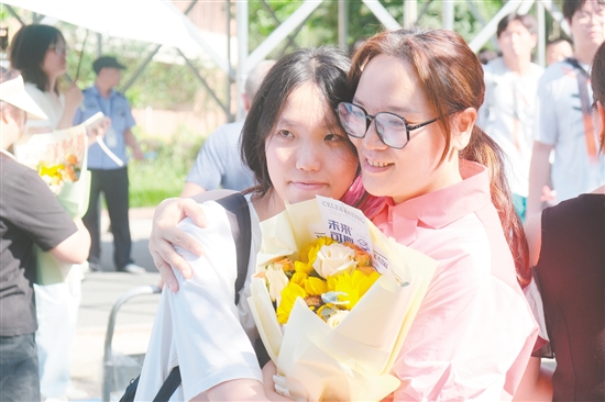 高考考生家长拥抱_高考考生收到花束庆祝_kaixin01