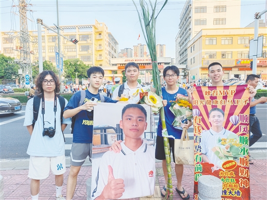 高考考生家长拥抱_kaixin01_高考考生收到花束庆祝
