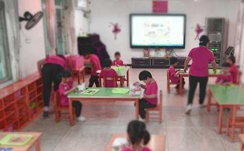 幼儿园大班《跳皮筋》游戏教案