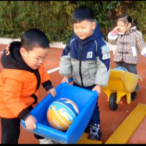 幼儿体育游戏案例分析_小班游戏专题小结_幼儿推小车游戏活动