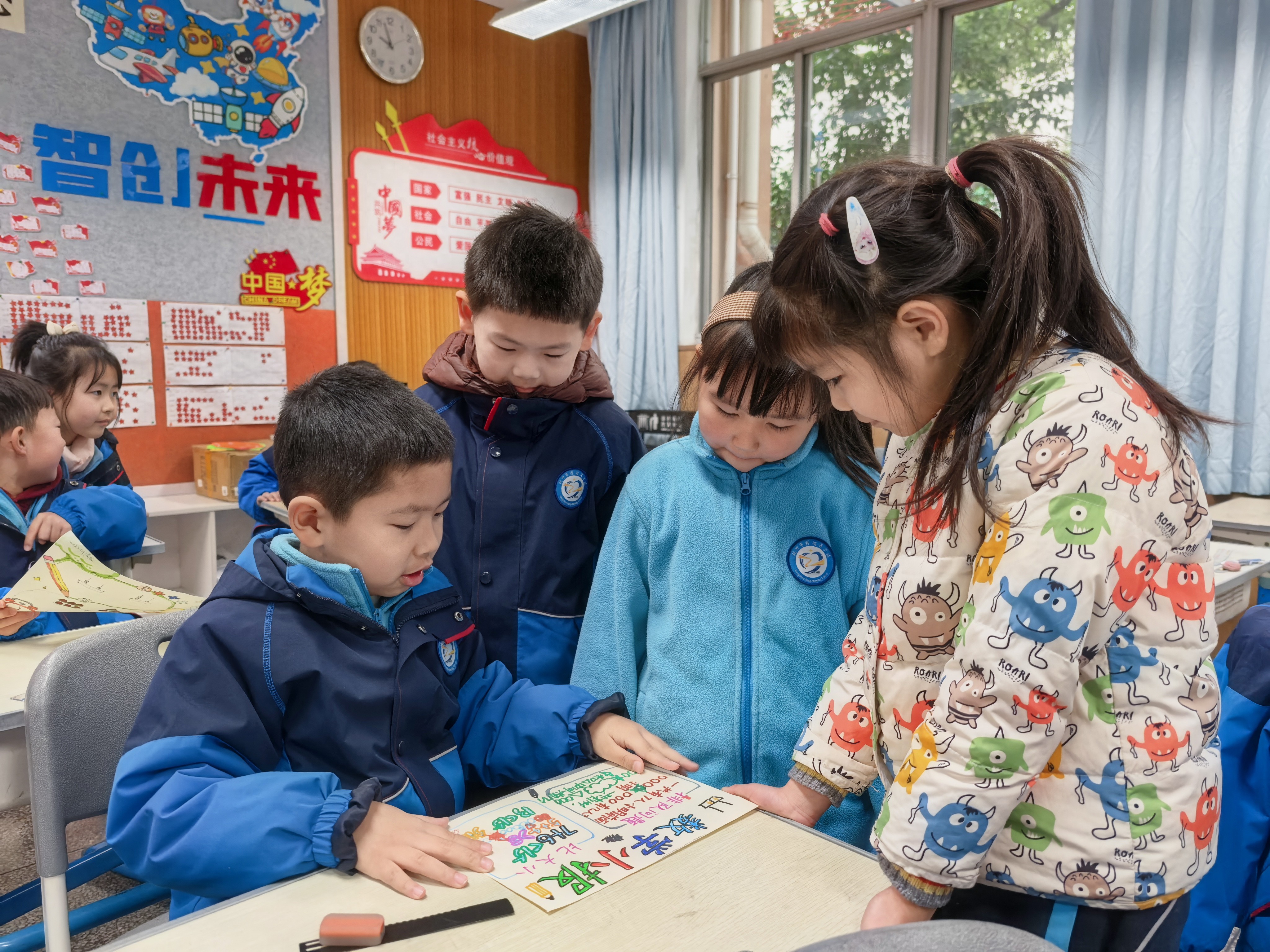 云手机网页版 萌娃巧手玩转数学！蒋筑英学校“创意小报”让数字“活”起来
